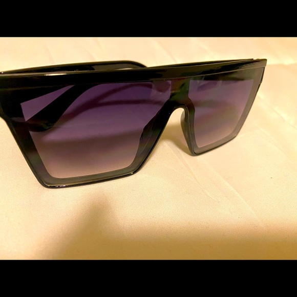 SUMMER HEAT‼️🕶☀️ BLACK SUNGLASSES/SHADES - Picture 3 of 5